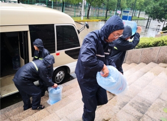 抗臺(tái)慰問風(fēng)雨無阻